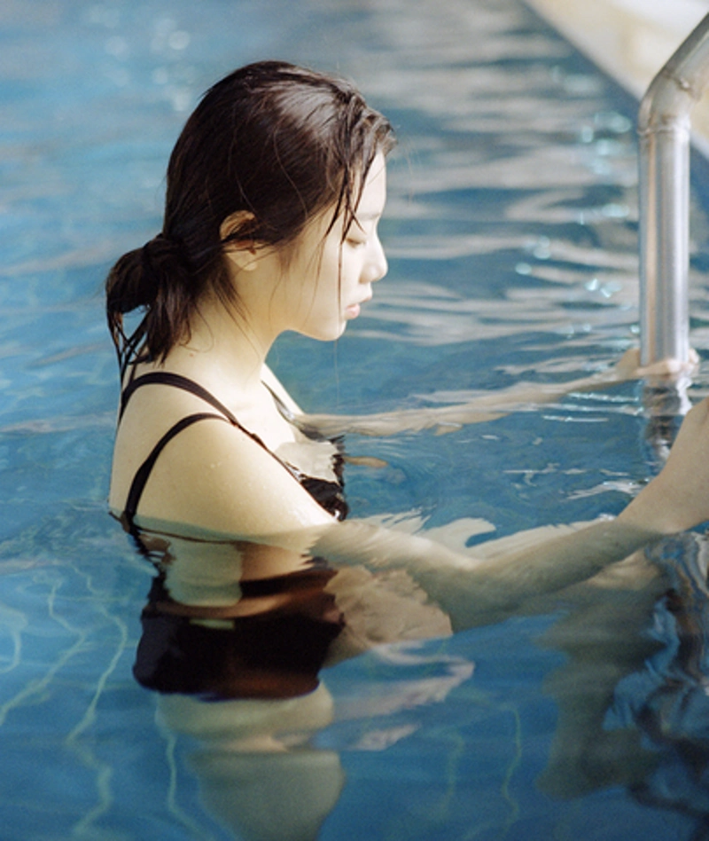 游泳池里的美女