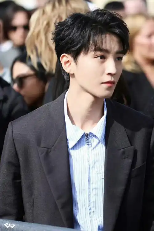 王俊凯迪丽热巴秀场又坐一起##王俊凯迪丽热巴秀场再同框