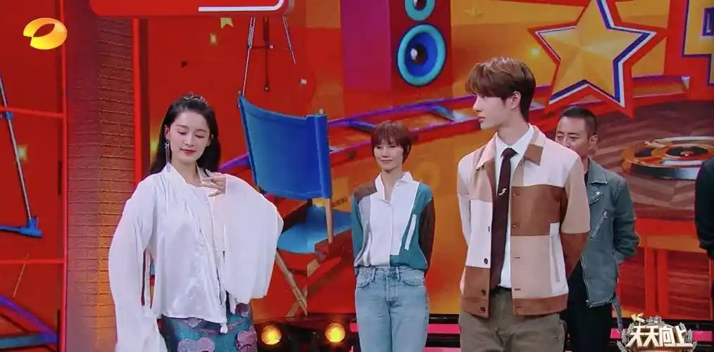 一曲水秀舞,撩的王一博害羞娇笑,曾公布恋爱标准,李沁全中_女孩_演技