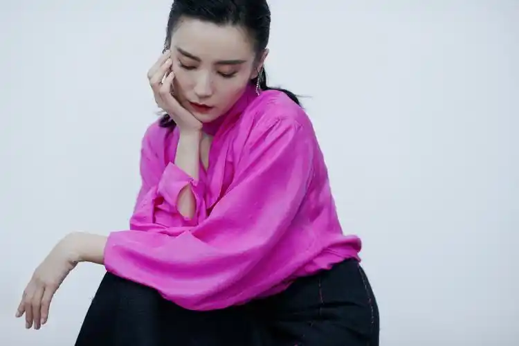 分享一组宋佳图片给大家,图中的明星图片壁纸会点缀你的电脑桌面,美化