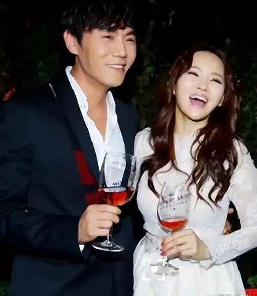 秦昊和伊能静结婚时,庾澄庆心里挺难受,直接住进了医院.