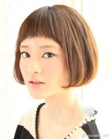 圆圆的齐耳发型配上金棕色的发色,瞬间让你变成可爱的甜美女神.