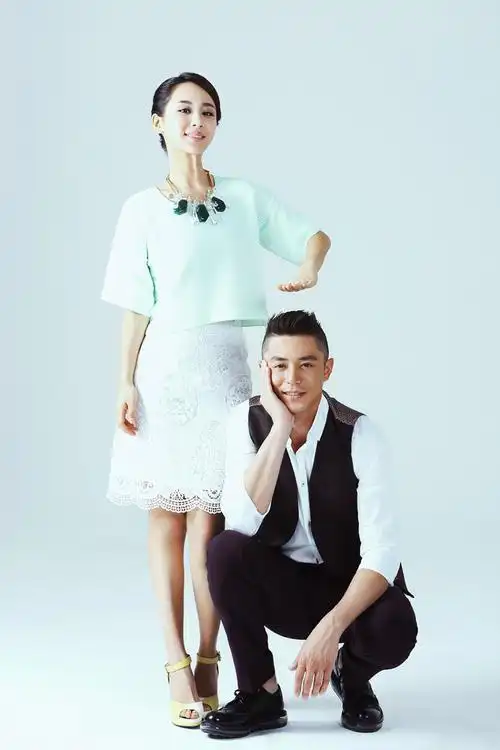 霍建华衬衫高冷杨紫白裙甜美 绝配穿搭默契十足_高清图集_新浪网