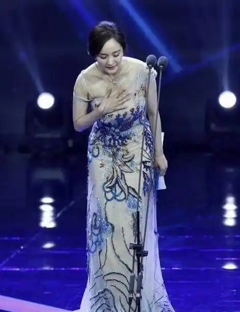 女星现场肩带滑落,杨幂,赵丽颖机智防止走光,唯独她却很心机!