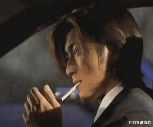 上亿身价烟不离手的明星,文章抽黄鹤楼,张嘉译抽的没见过!