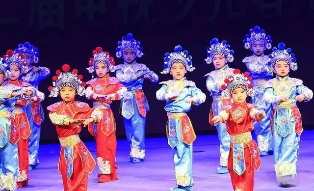 语言表演,舞蹈节目,器乐节目在舞台上神采飞扬,为