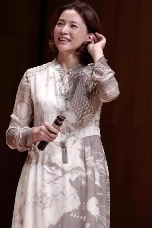 董卿素颜状态简直了,穿印花连衣裙配小白鞋,波波头发型像大学生|西装