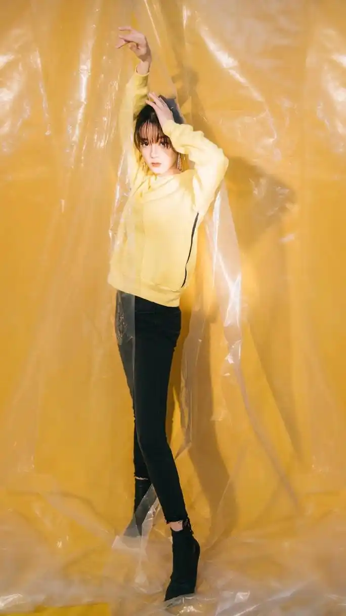 迪丽热巴黄色卫衣空气刘海丸子头图片