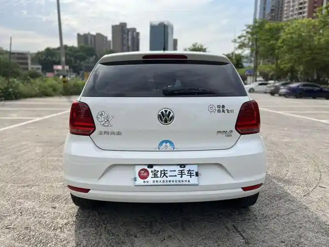 2020款的大众polo车型是一款小型车,车身结构为5门5座的两厢车.