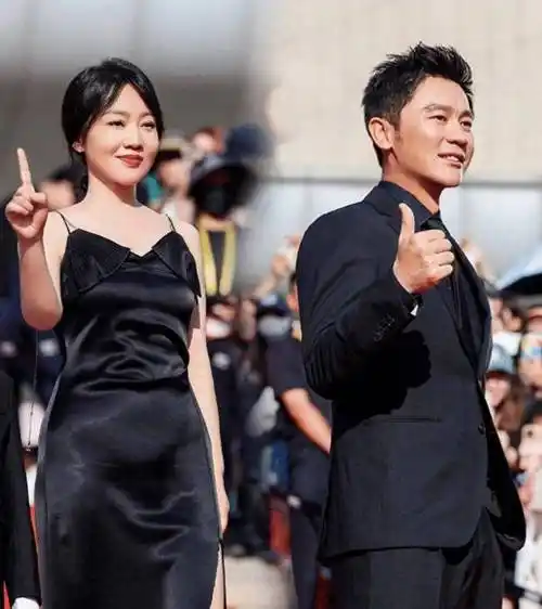 曝闫妮与小7岁李晨官宣恋情两人多次同框更多细节被扒