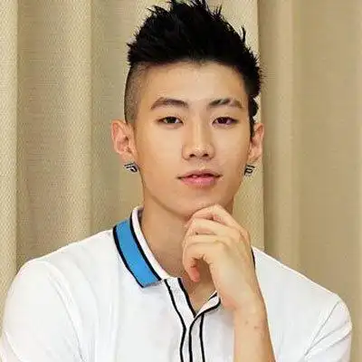 发型设计,从正面看这款发型是两边的发型是秃鬓角的发型,中间的头发是