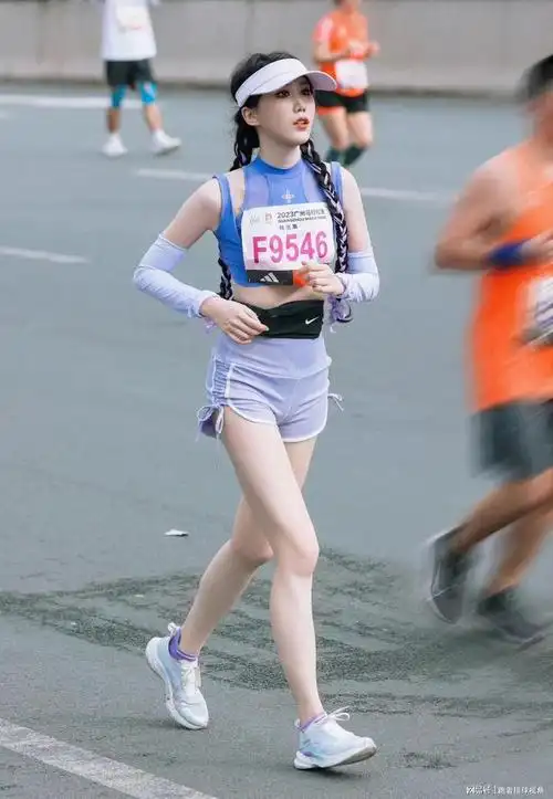 女跑者太自信跑步敢穿背心