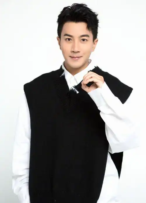 刘恺威久违机场露面街头打扮如小鲜肉离婚后帅气不输魏大勋