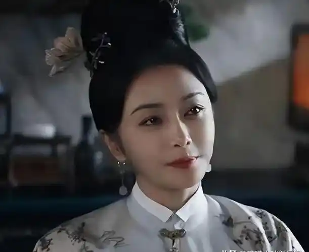 42岁张歆艺对比43岁秦岚,"打针脸"和自然老去差别一目然