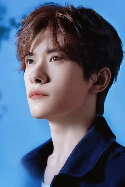 易烊千玺飘雪侧颜