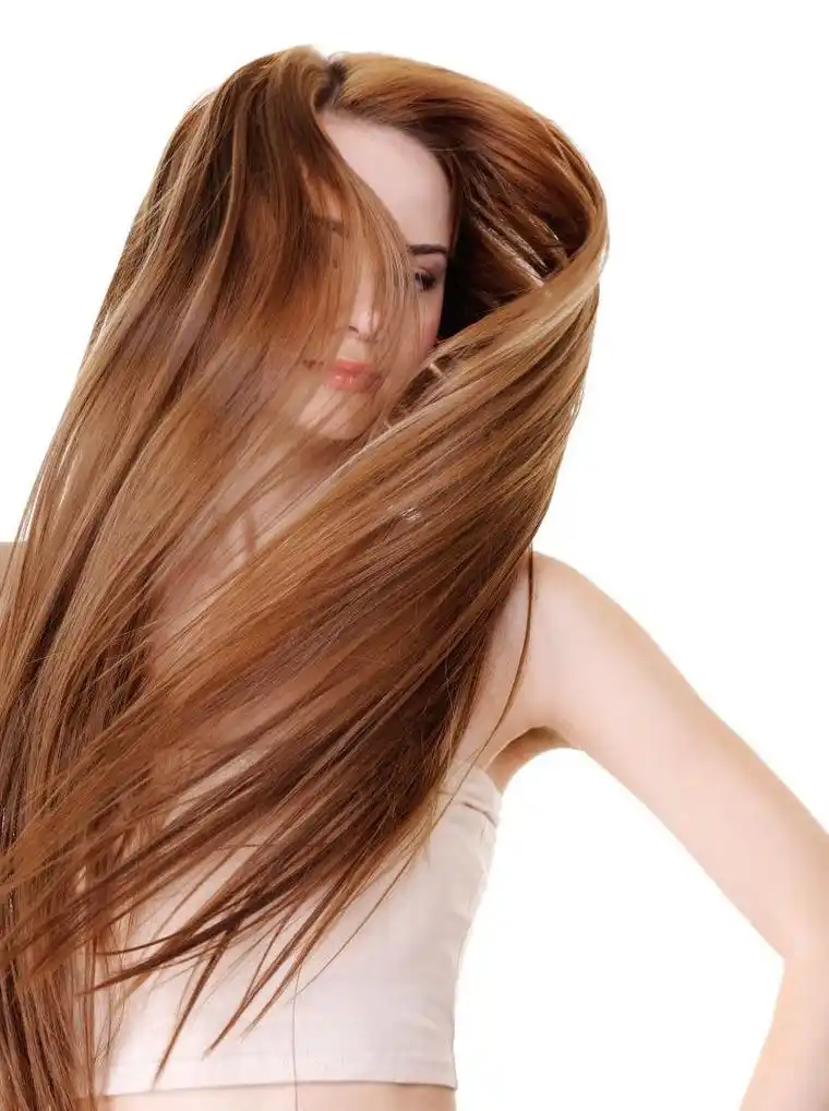 正在捋头发的年轻的长发美女