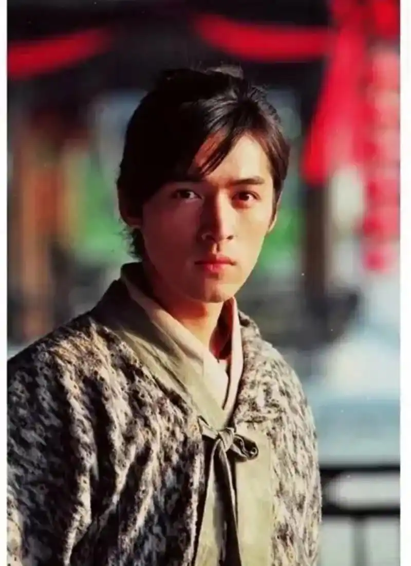 8090后心中的古装剧中十大男神 1,郑少秋饰演楚留香 2,焦恩俊饰演李