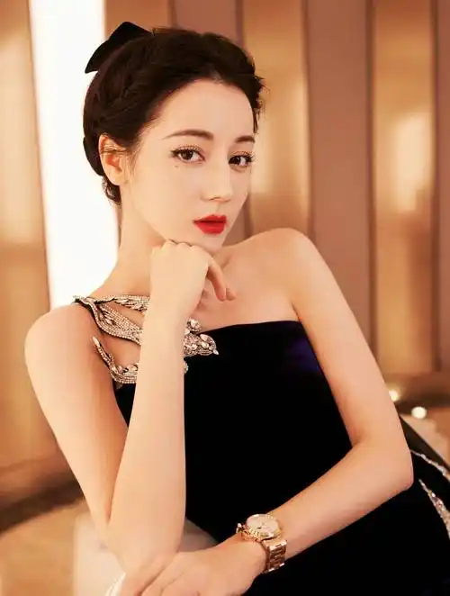 迪丽热巴太火了!抹胸高裙秀出完美身材,迷人又性感_灯光_显得_连衣裙