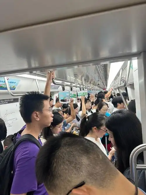 在地铁上没看到一个人戴口罩,在这么密闭空间人流量大的环境中一定要