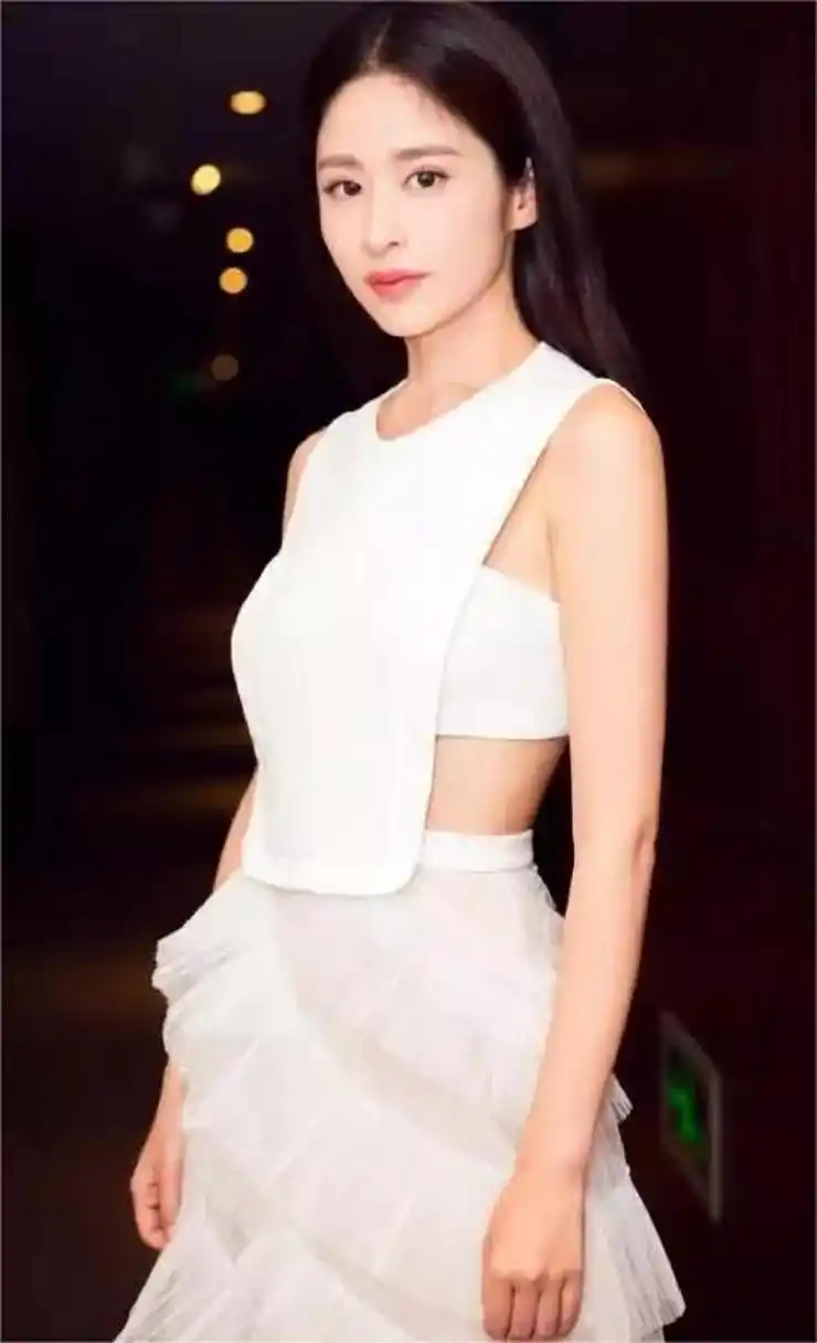 励志女神颖儿美翻了,穿白色镂空连衣裙穿搭很惊艳,气质更出众