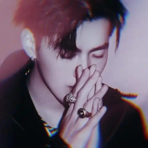 220.***头像(色散滤镜)