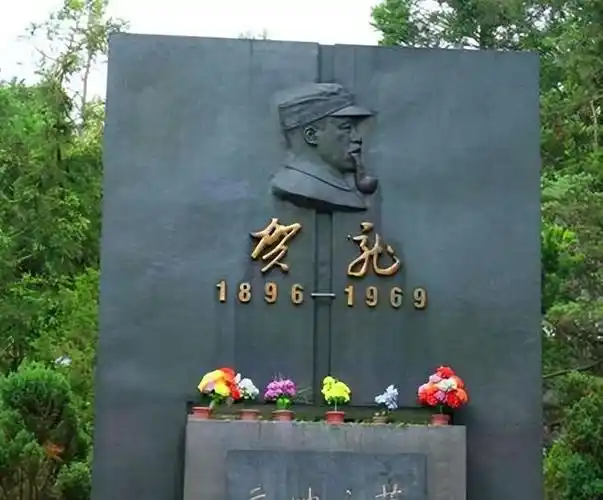 八宝山公墓中受祭拜最多的是谁81号墓安葬着谁无名墓碑是谁