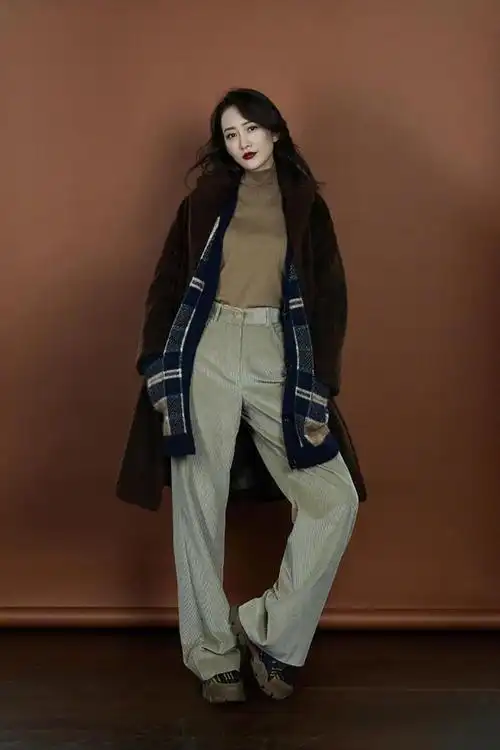 王鸥的腿和长靴真是太配了,线条匀称纤细无赘肉,这身材羡慕不来