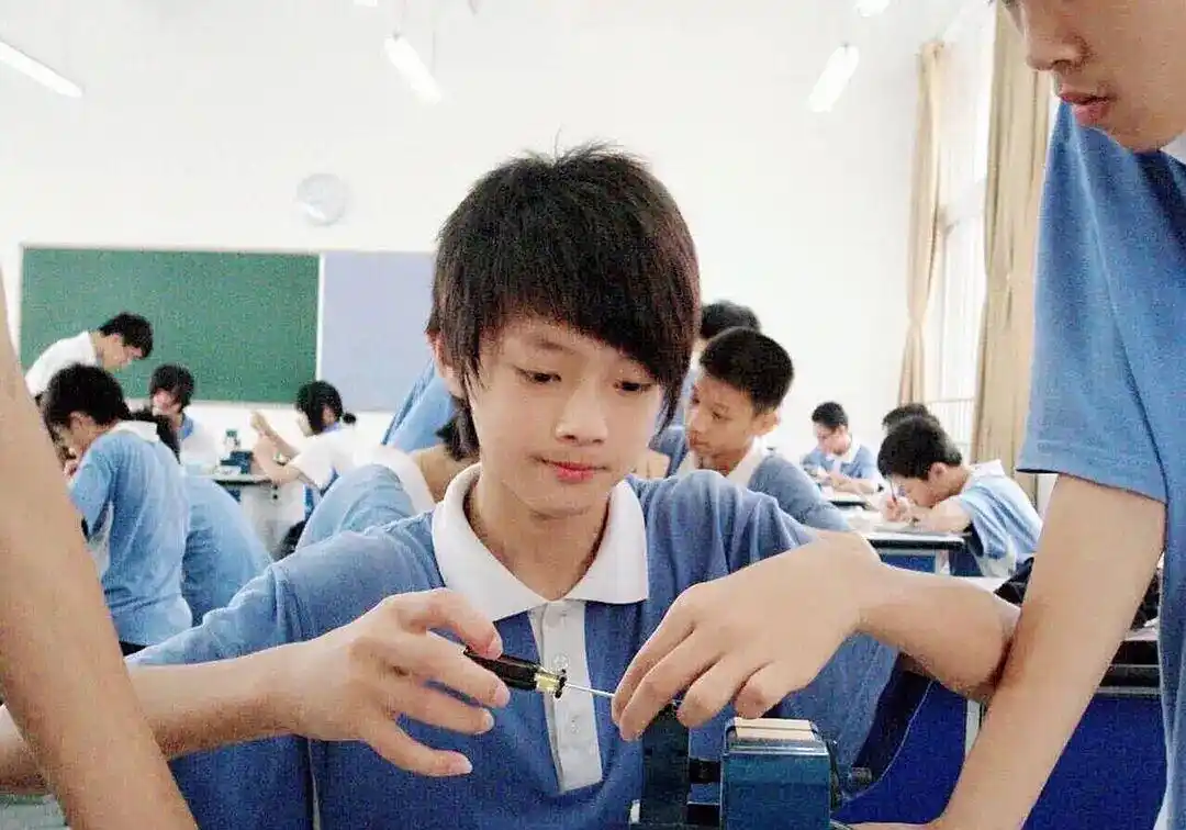 原创许凯究竟有没有整容,双眼皮是揉出来的?童年照一出答案自然来了