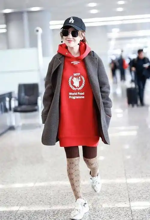 薛佳凝又"扮嫩"成功,穿彩色皮草配哪吒头走机场,哪像43岁的人_效果