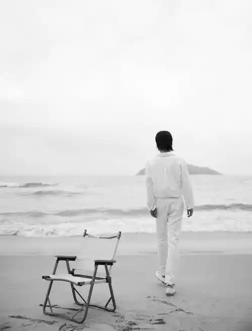 华晨宇最新活动透露王牌对王牌阵容,海边写真气质清爽少年感十足_歌迷