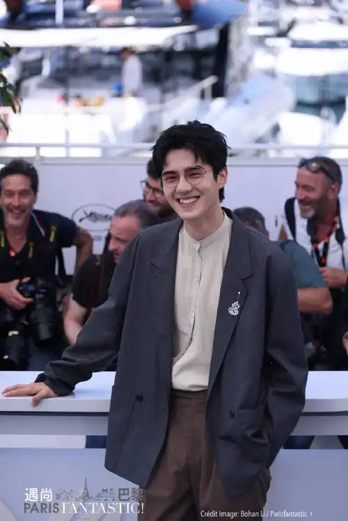 无法复制的少年感!刘昊然@刘昊然turbo的笑容点燃戛纳.