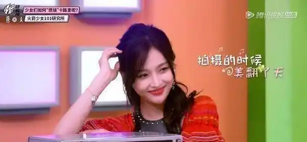 讲真,吴宣仪这傲娇的小眼神真的太帅气了,小编都忍不住回看了好几次.