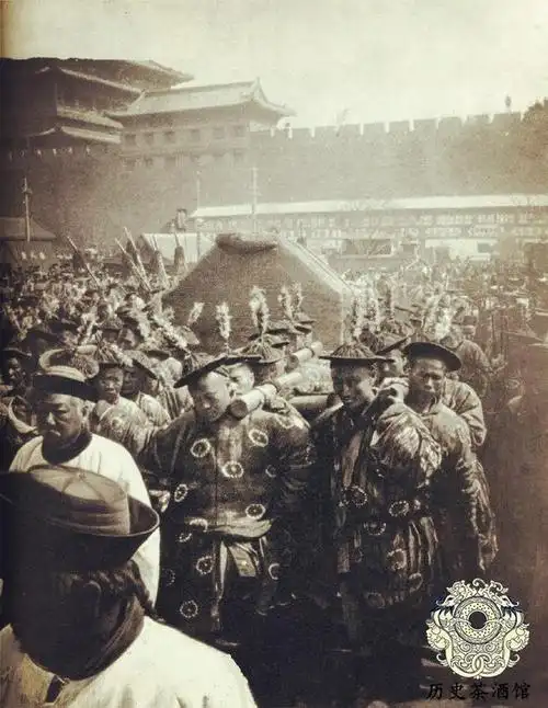 老照片:隆裕太后的葬礼,全国降半旗,袁世凯臂带黑纱哀悼_皇杠