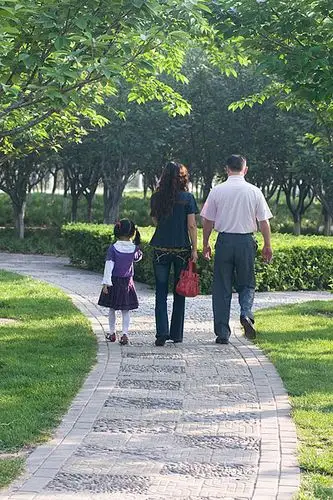 河南洛阳花园里的一家三口在散步