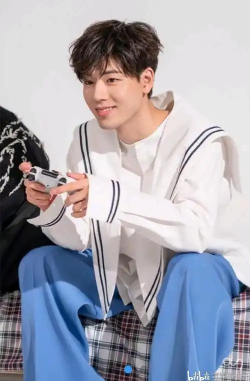 裴贤圣ins图片[恋爱播放列表]&朴天空