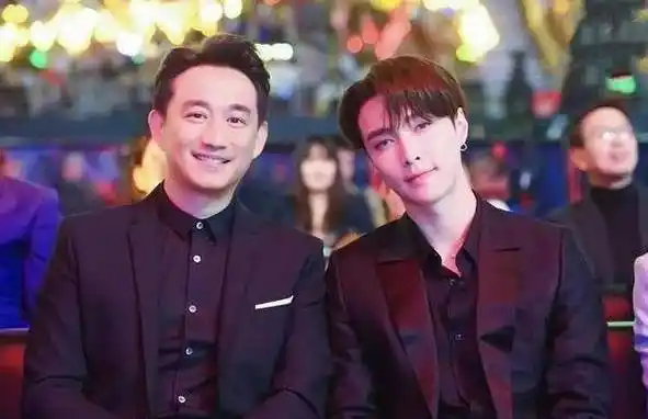 张艺兴三十岁生日,黄磊连续七年为其庆生,师徒感情惹人羡慕_评论_微博