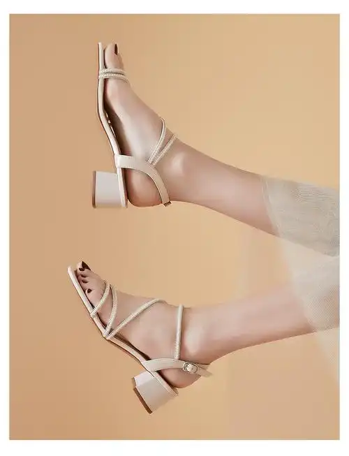 达芙妮交叉一字带水晶中跟35cm鞋子粗跟凉鞋女2021年新款女鞋夏季红色