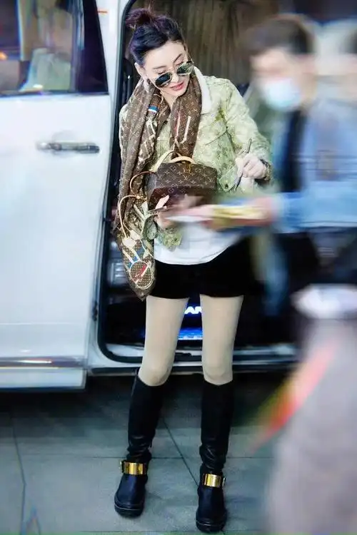 明星小姐姐身穿绿色牛仔外套搭高筒靴高贵洋气
