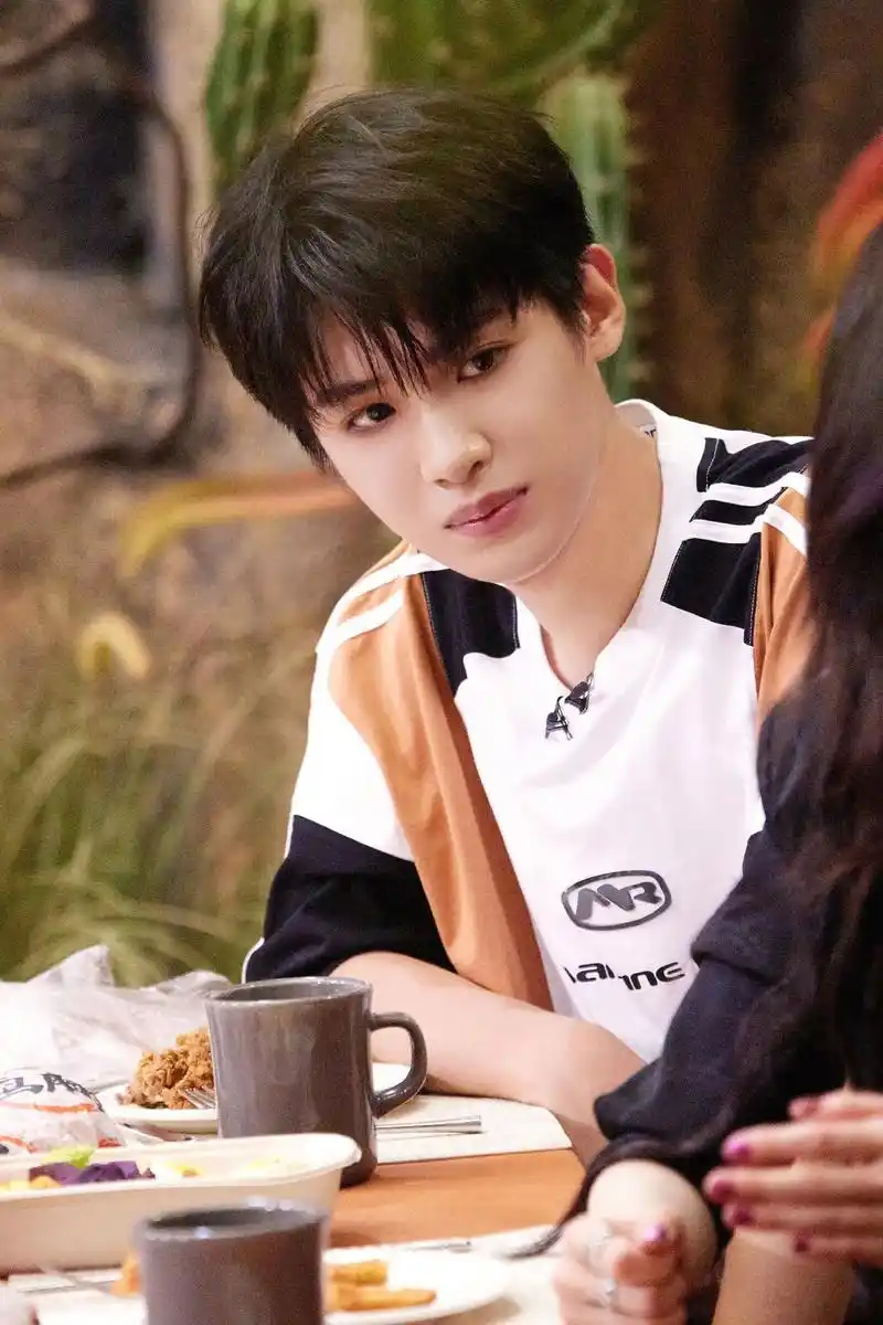 密室大逃脱5收官晚宴 #黄明昊 剧照!一身条纹look清爽 - 抖音