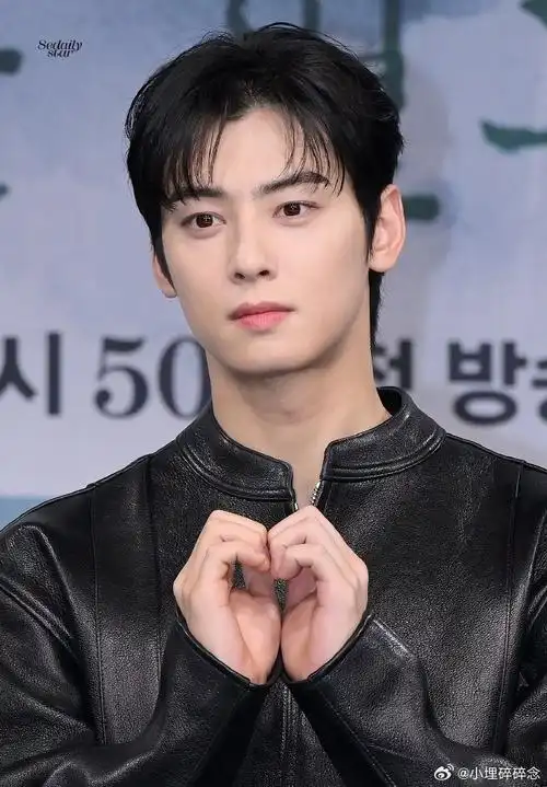 车银优黑色皮衣