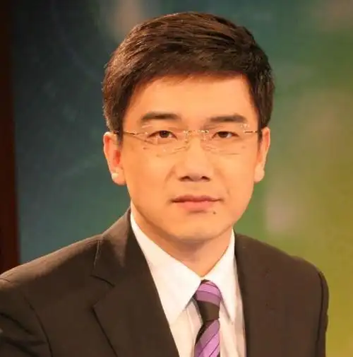 主编,主持人现在在央视财经频道主持《经济信息