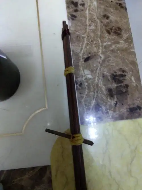 最后把被截断的筷子上端放在中间筷子的后面并用橡皮筋围起来,这样就