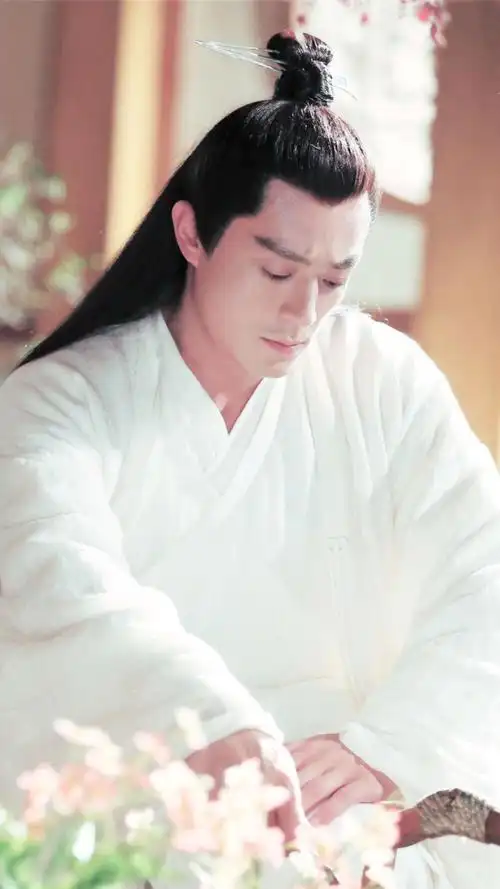 花千骨后来恢复了记忆,自己曾为他做了那么多的事,曾爱了他那么久.