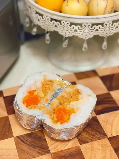 超大蛋黄肉松糯米饭团