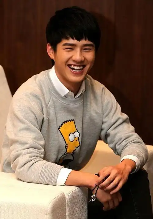 刘昊然不愧是国民弟弟笑起来好可爱身穿灰色卡通卫衣太嫩