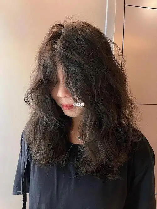 让头发蓬松自然的卷发