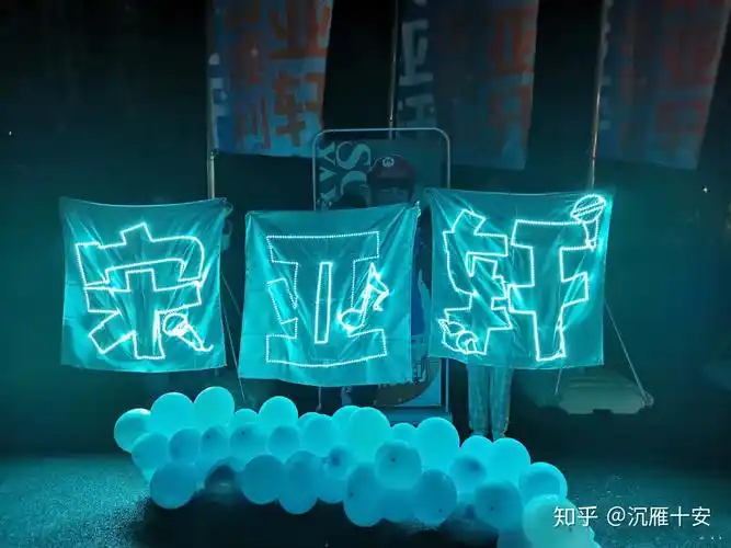 如何看待贺峻霖粉丝三选应援色三撞队友家?