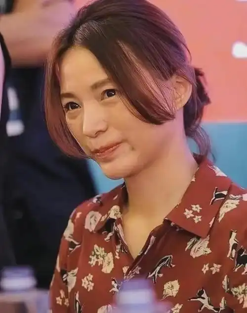 素颜状态下的董卿皮肤松弛下巴变胖台前幕后判若两人