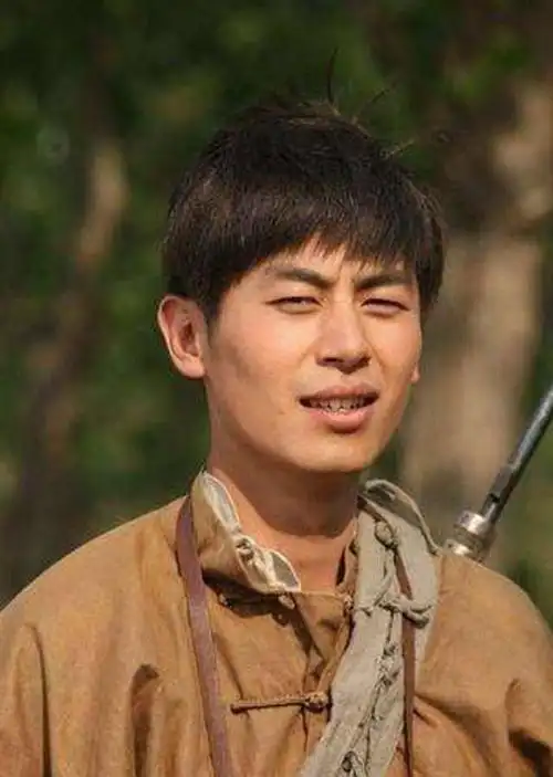 他,是一位年轻有为的男演员,曾被女网友们称为"行走的荷尔蒙",因其