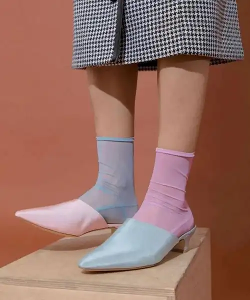 袜子与凉鞋的搭配在款式上的搭配大同小异,想要穿出新鲜感,那在"配色"